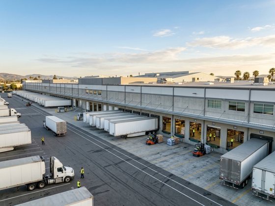 Cross docking services in Los Angeles, California for fast freight transfer and reduced warehouse handling time.